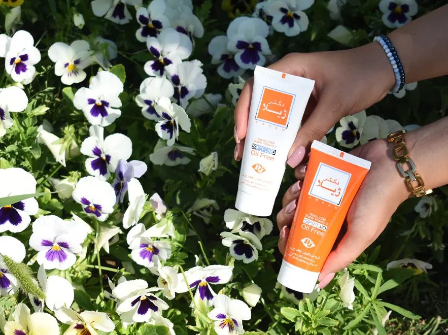 نقد و بررسی کرم ضد آفتاب رنگی طبیعی پوست های مختلط و چرب دکتر ژیلا SPF30 حجم 65 میلی لیتر